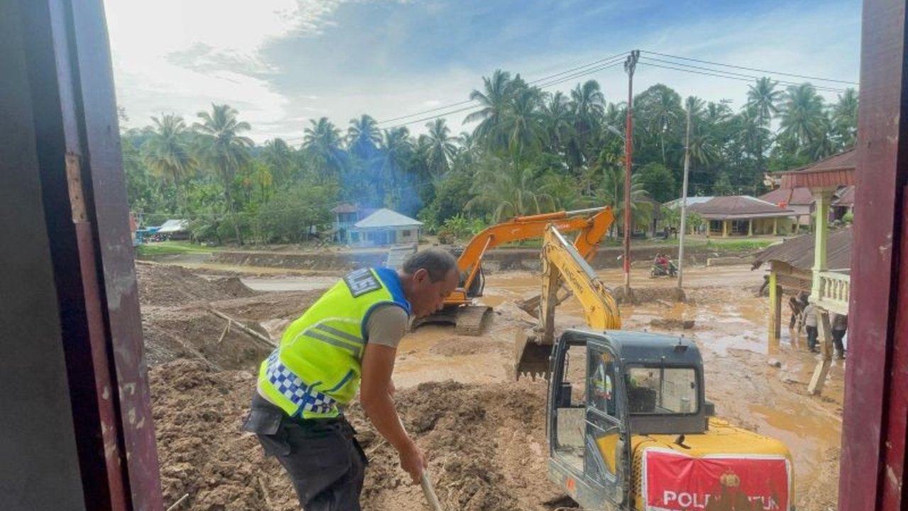 Polri mengerahkan puluhan alat berat dan dump truck untuk mempercepat pemulihan pascabencana banjir bandang di Sumatra, memastikan akses dan kehidupan masyarakat kembali pulih.
