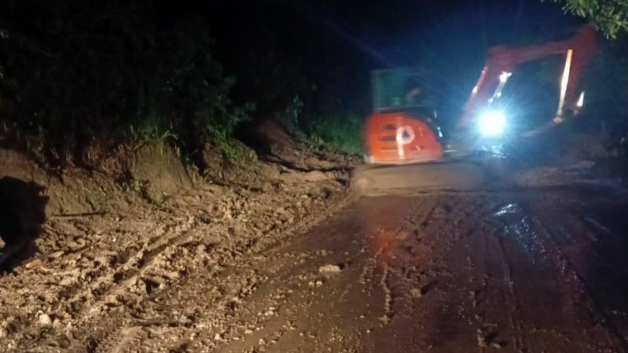 Proses evakuasi longsor di Desa Muarasindang, OKU Selatan, telah rampung 100 persen, mengembalikan kelancaran lalu lintas dan aktivitas warga. Waspadai cuaca ekstrem yang masih mengintai wilayah tersebut.