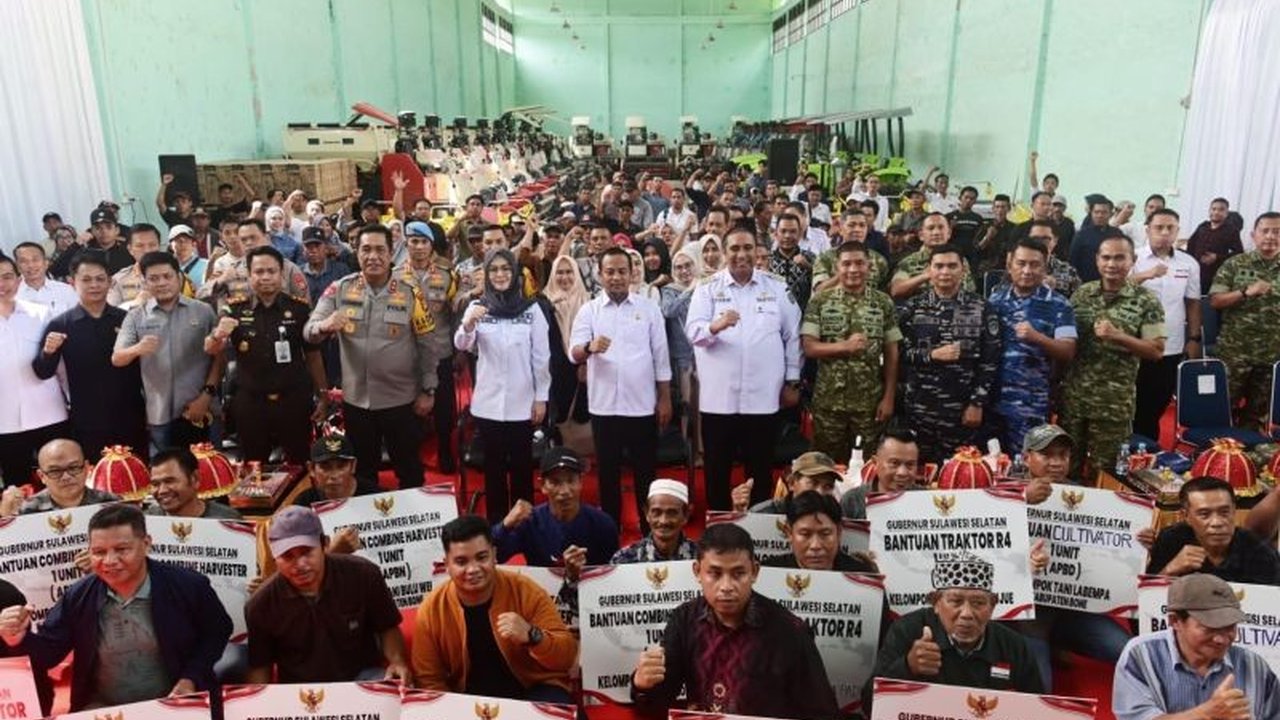 Pemerintah Provinsi Sulawesi Selatan (Pemprov Sulsel) menyalurkan Bantuan Alsintan senilai Rp120 miliar kepada 812 kelompok tani, memperkuat swasembada pangan dan kesejahteraan petani di 24 kabupaten/kota.
