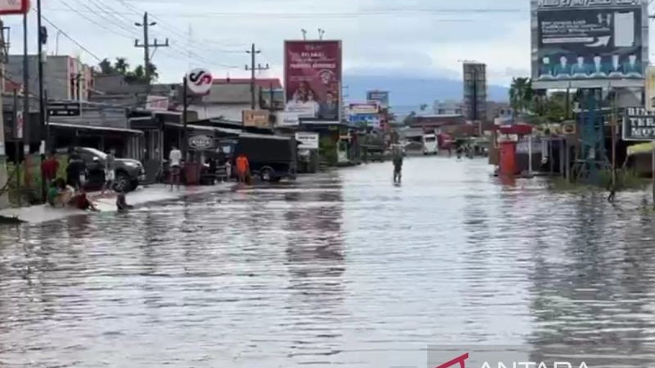 Akses Jalan Lintas Sumatera di Kota Bengkulu ditutup sementara oleh Polresta Bengkulu karena Banjir Bengkulu setinggi 50 cm, mengganggu lalu lintas dan merendam rumah warga, sementara BMKG peringatkan potensi cuaca ekstrem.
