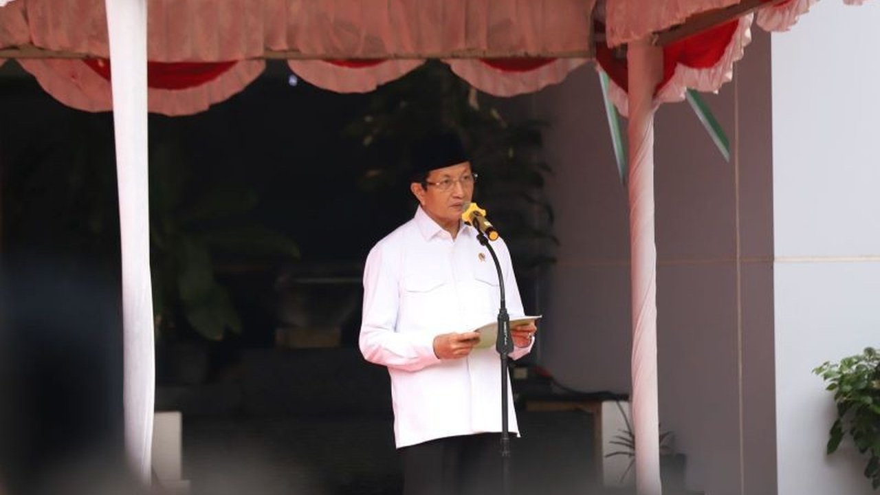 Menteri Agama Nasaruddin Umar meminta ASN Kemenag aktif mewarnai substansi Kecerdasan Buatan (AI) dengan konten keagamaan yang mencerahkan, demi memastikan AI tidak hampa nilai dan menjadi alat pemersatu bangsa.