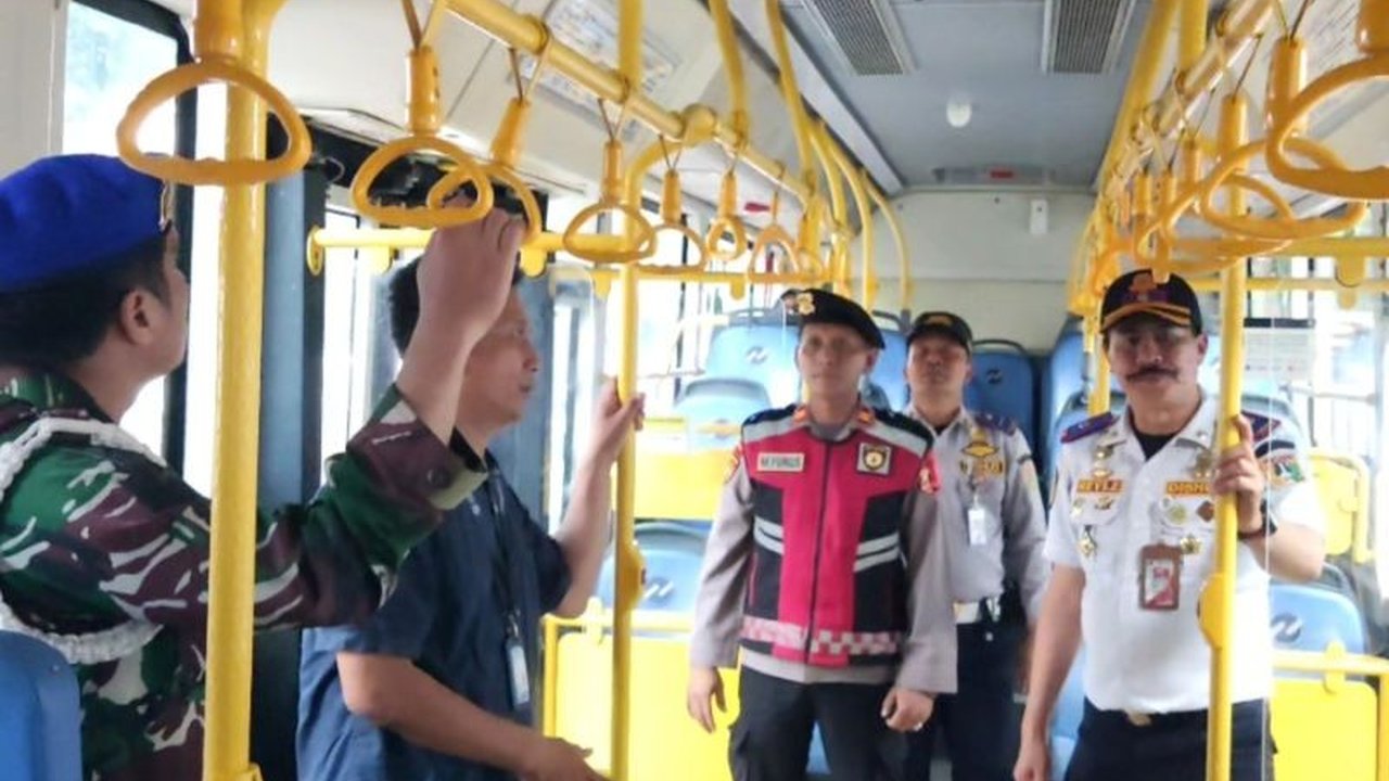 Terminal Kampung Rambutan memastikan ketersediaan angkutan dini hari bagi penumpang arus balik Natal 2025 dan Tahun Baru 2026, khususnya melalui layanan Transjakarta.