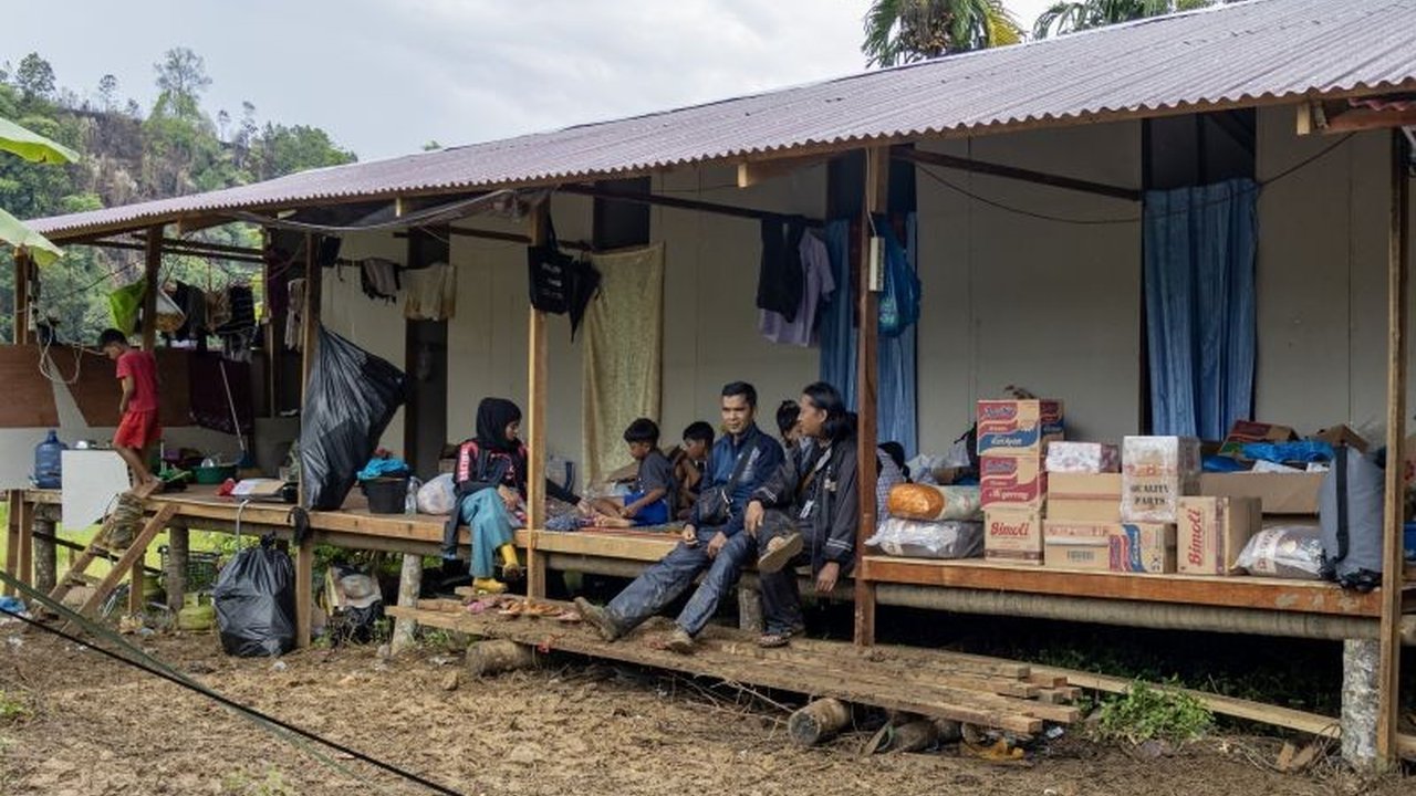 Gubernur Sumatera Barat Mahyeldi memastikan pemerintah menanggung seluruh kebutuhan dasar penyintas banjir bandang dan tanah longsor selama di hunian sementara, menegaskan komitmen Bantuan Bencana Sumbar yang berkelanjutan.
