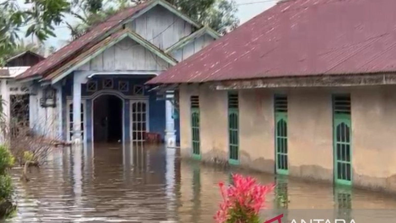 Pemerintah Kota Bengkulu bergerak cepat melakukan Penanganan Banjir Bengkulu dengan mendirikan tenda pengungsian, dapur umum, dan menyiagakan perahu karet bagi warga terdampak.