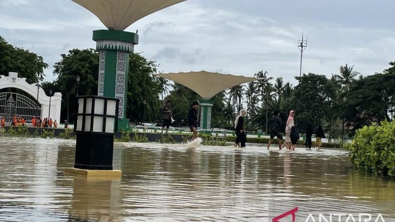 Cuaca ekstrem memicu Banjir Kota Serang, merendam 1.023 rumah dan berdampak pada 3.033 jiwa. BPBD Kota Serang terus memantau dan mengimbau masyarakat untuk tetap waspada.