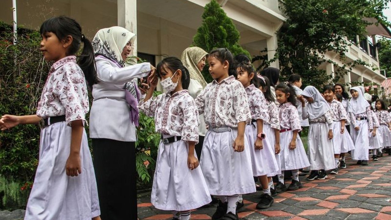 Liburan usai, saatnya anak kembali sekolah. Psikolog ingatkan orang tua untuk perhatikan kesiapan mental anak agar transisi kembali ke rutinitas sekolah berjalan lancar dan nyaman.