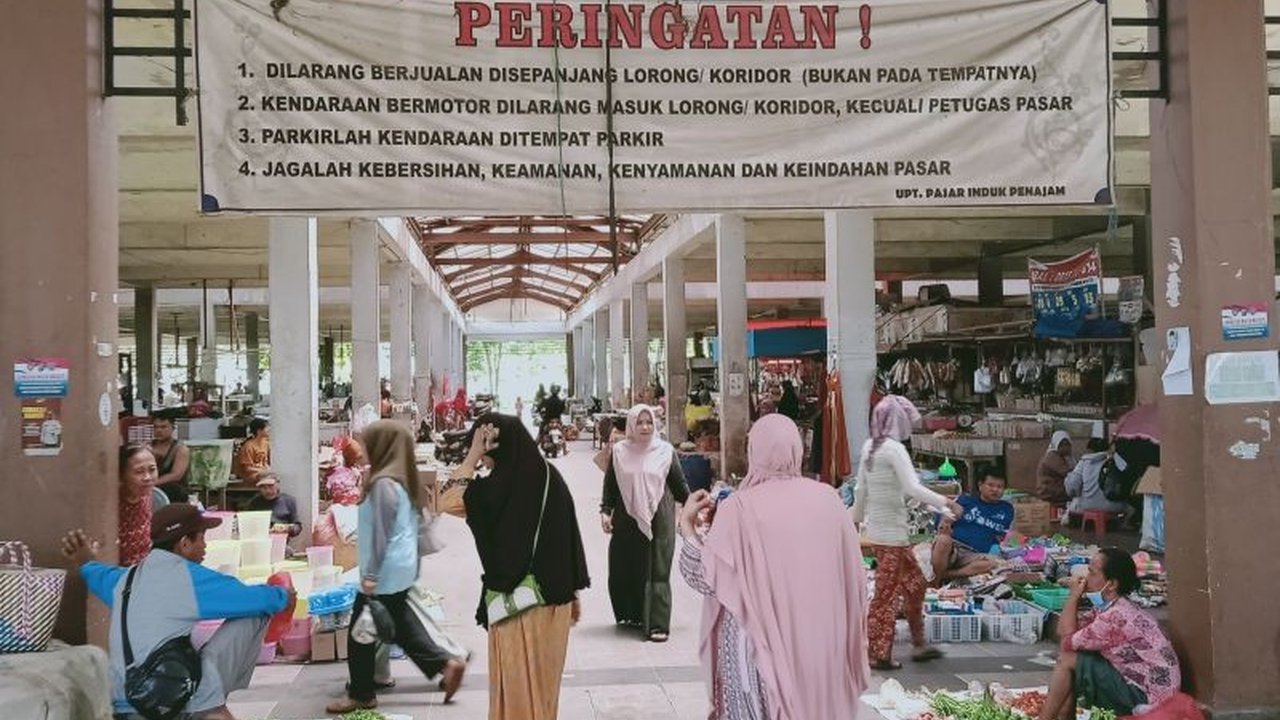 Pemerintah Kabupaten Penajam Paser Utara mengambil langkah proaktif memperketat pengawasan distribusi untuk menjaga stabilitas harga bahan pokok di pasar tradisional, memastikan ketersediaan aman dan harga terkendali.