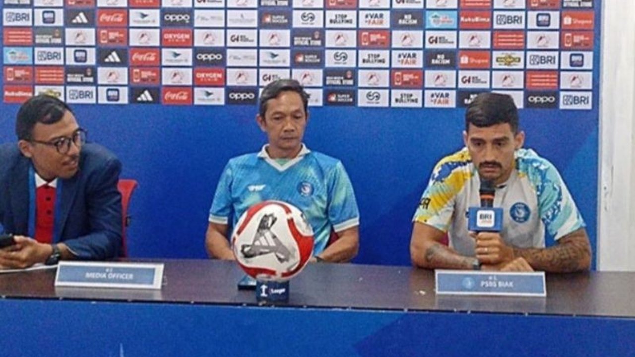 PSBS Biak datang ke Ternate dengan misi besar. Tim berjuluk Badai Biru ini mengusung PSBS Biak Target Poin penuh saat menantang Malut United di Gelora Kieraha, siap berjuang keras.