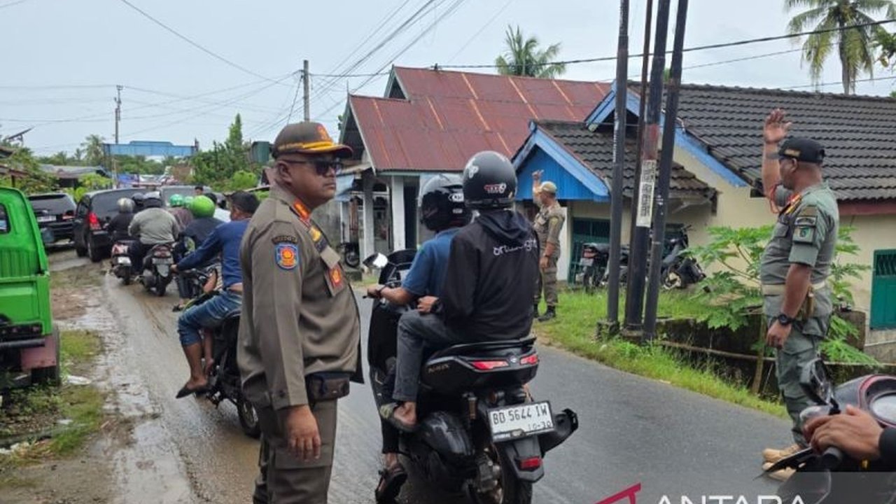 Pemerintah Kota Bengkulu secara tegas melarang warga meminta sumbangan di lokasi banjir, khususnya di jalur alternatif, untuk menjaga ketertiban dan kelancaran lalu lintas.