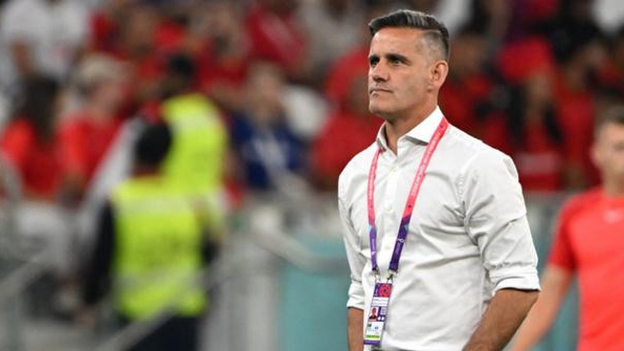 Pelatih timnas Inggris Kanada #00, John Herdman, berjalan di lapangan sebelum pertandingan Grup F Piala Dunia Qatar 2022 antara Kanada dan Maroko di Stadion Al-Thumama, Doha, pada 1 Desember