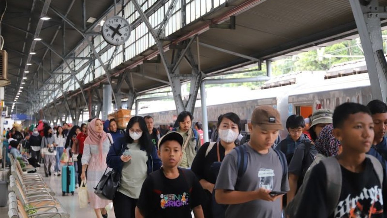 PT Kereta Api Indonesia (Persero) mencatat Penjualan Tiket KAI Nataru 2025/2026 mencapai lebih dari 4 juta, menandakan lonjakan mobilitas masyarakat selama libur akhir tahun.