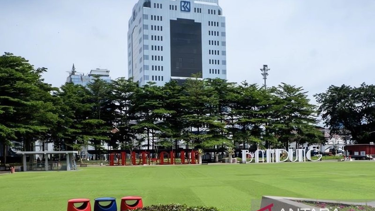 Ajang Bandung Tower Run 2026 siap menguji fisik dan mental peserta dengan menaklukkan 16 lantai Menara BRI, menawarkan pengalaman lari vertikal yang menantang dan berhadiah total Rp12 juta.
