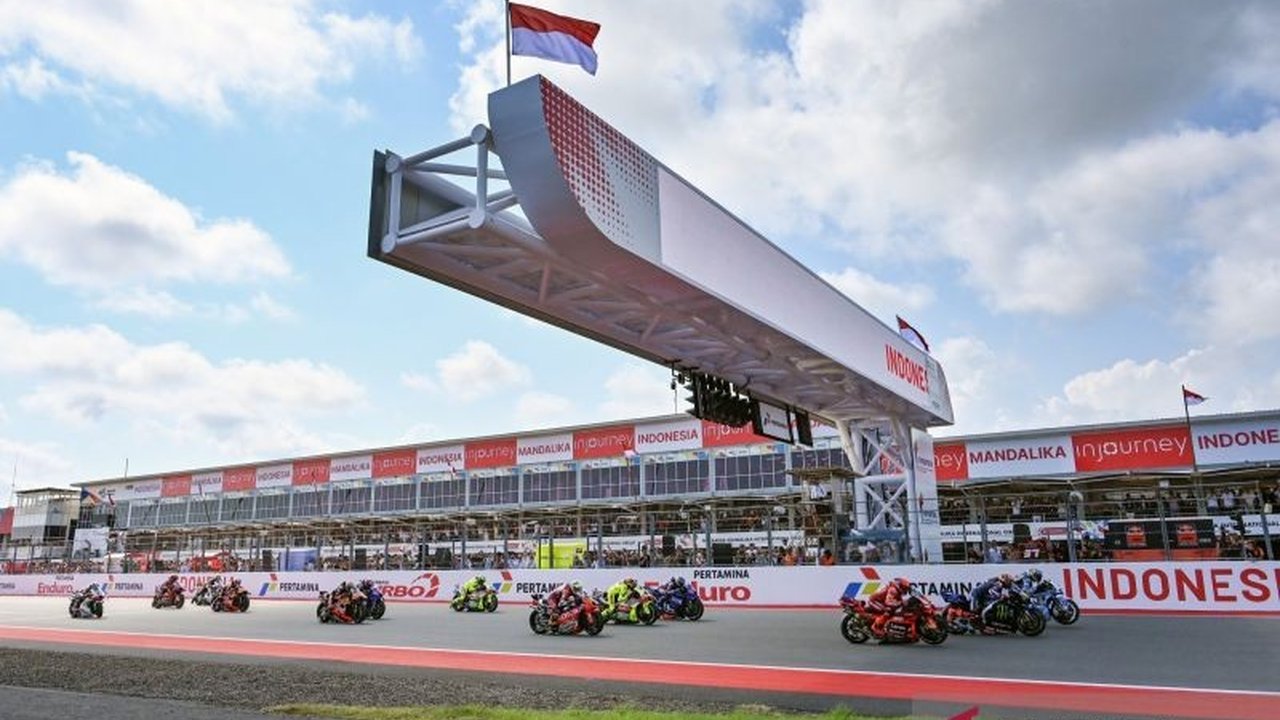 Manajer Ducati Lenovo mengonfirmasi Marc Marquez cedera bahu kanan setelah insiden di MotoGP Mandalika. Bagaimana kondisi terkini sang pembalap dan apa dampaknya bagi tim?