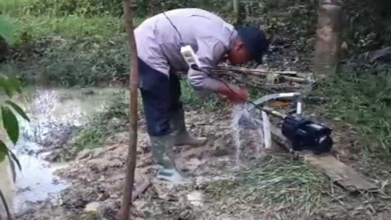 Polda Aceh bergerak cepat mengoptimalkan penyediaan air bersih bagi korban bencana banjir di Aceh Tamiang dengan membangun sumur bor di berbagai lokasi strategis. Simak selengkapnya upaya kemanusiaan Polri ini!
