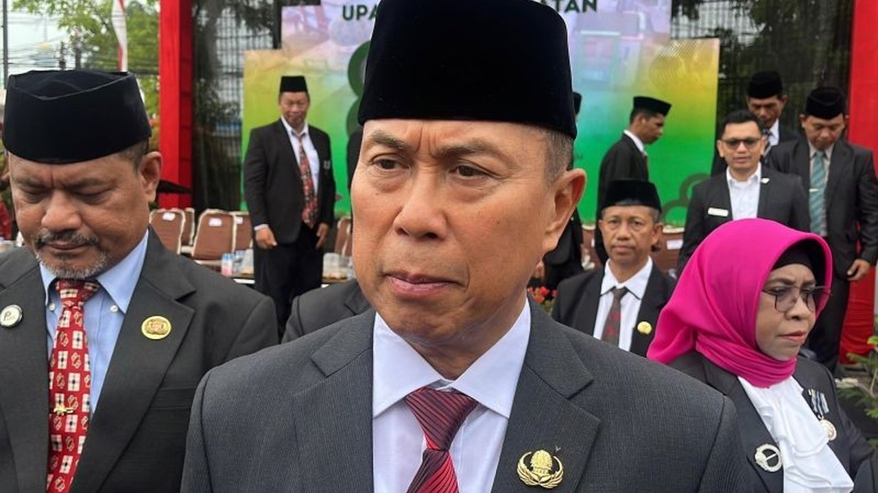 Gubernur Sultra Andi Sumangerukka menyerahkan bantuan pendidikan senilai Rp100 juta untuk madrasah di Sulawesi Tenggara, menegaskan komitmen Pemprov dalam memperkuat pendidikan keagamaan.