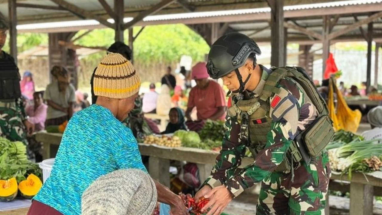 Prajurit Satgas Yonif 511/DY menunjukkan kepeduliannya di Lanny Jaya, Papua Pegunungan, dengan memborong hasil bumi warga, sekaligus memperkuat ekonomi lokal dan merebut hati masyarakat.