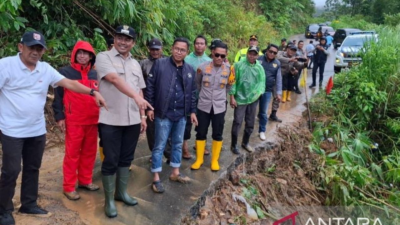Akses Jalan OKU Selatan-Bengkulu Normal kembali setelah sempat lumpuh akibat longsor. Simak bagaimana upaya cepat pemulihan jalur vital ini.