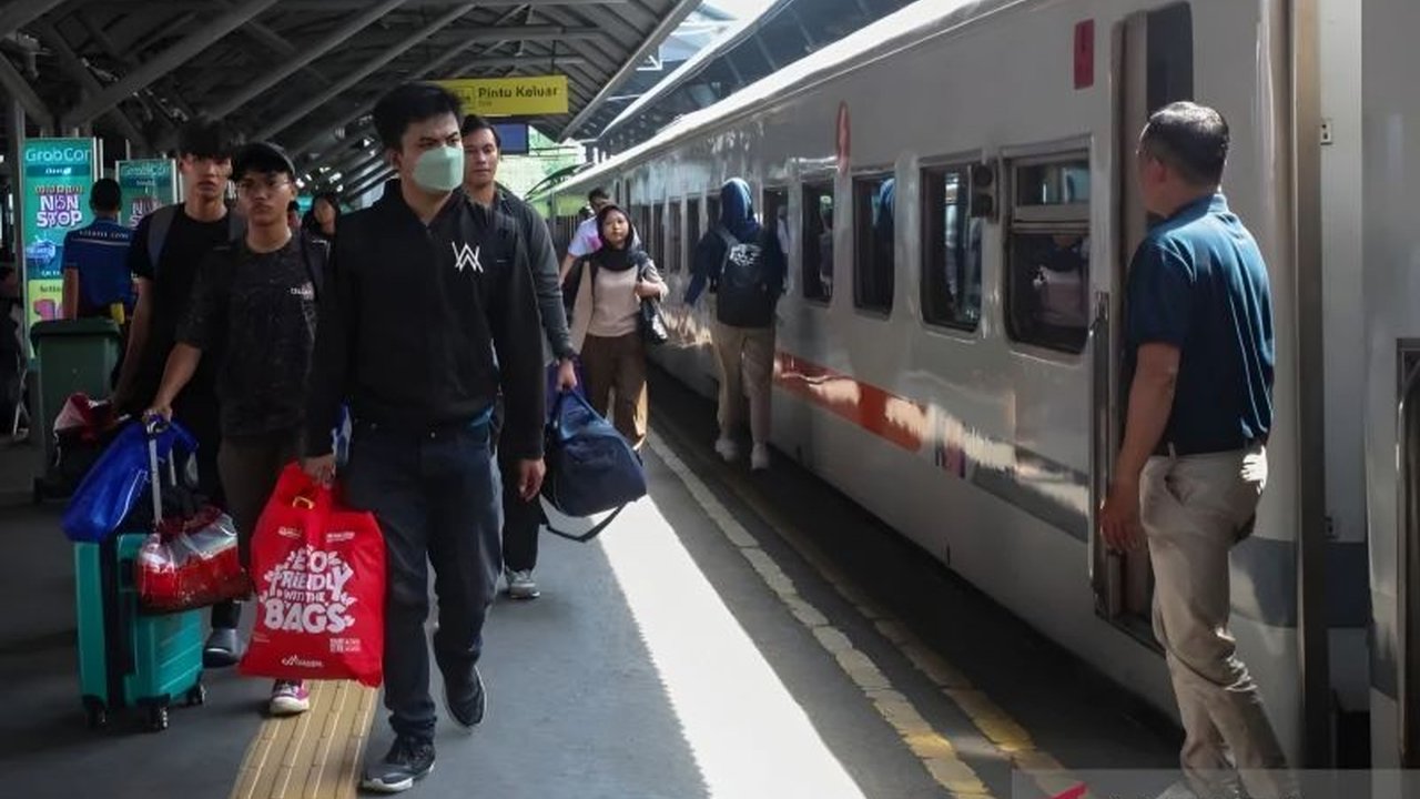 Menjelang berakhirnya masa libur Nataru 2025/2026, KAI Daop 8 Surabaya mencatat 43 ribu penumpang, didominasi arus balik, menunjukkan tingginya minat masyarakat pada layanan kereta api.