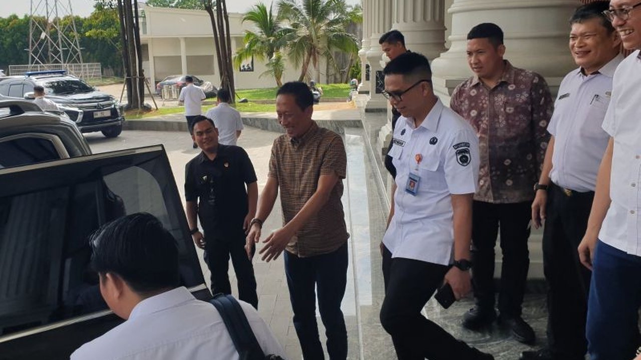 Meskipun penjualan kendaraan bekas lesu, Penerimaan BBNKB Sumsel tahun 2025 sukses mencapai Rp671 miliar. Bagaimana strategi Bapenda Sumsel untuk mengoptimalkan pendapatan ini di tahun 2026?