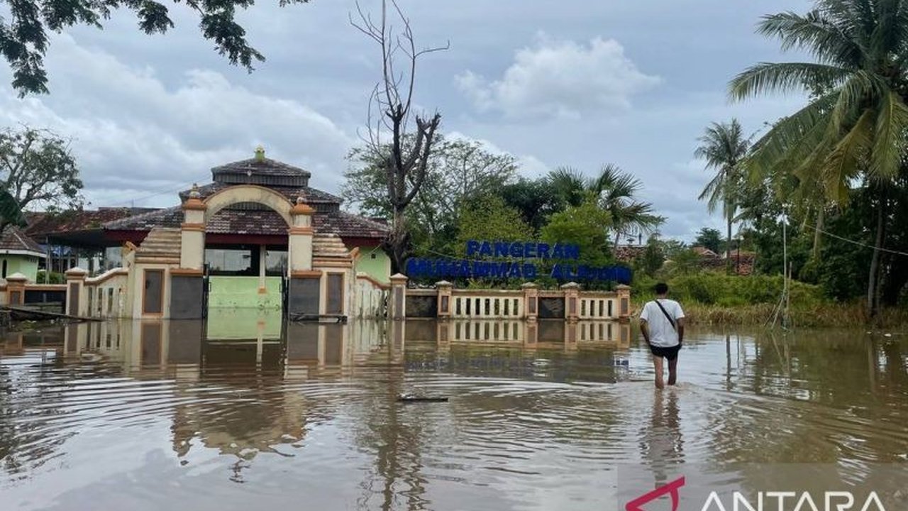 Alih fungsi lahan sungai di Kota Serang menjadi penyebab utama banjir yang merendam ribuan rumah dan fasilitas umum. Wali Kota Serang targetkan penertiban bangunan liar mulai pekan depan.
