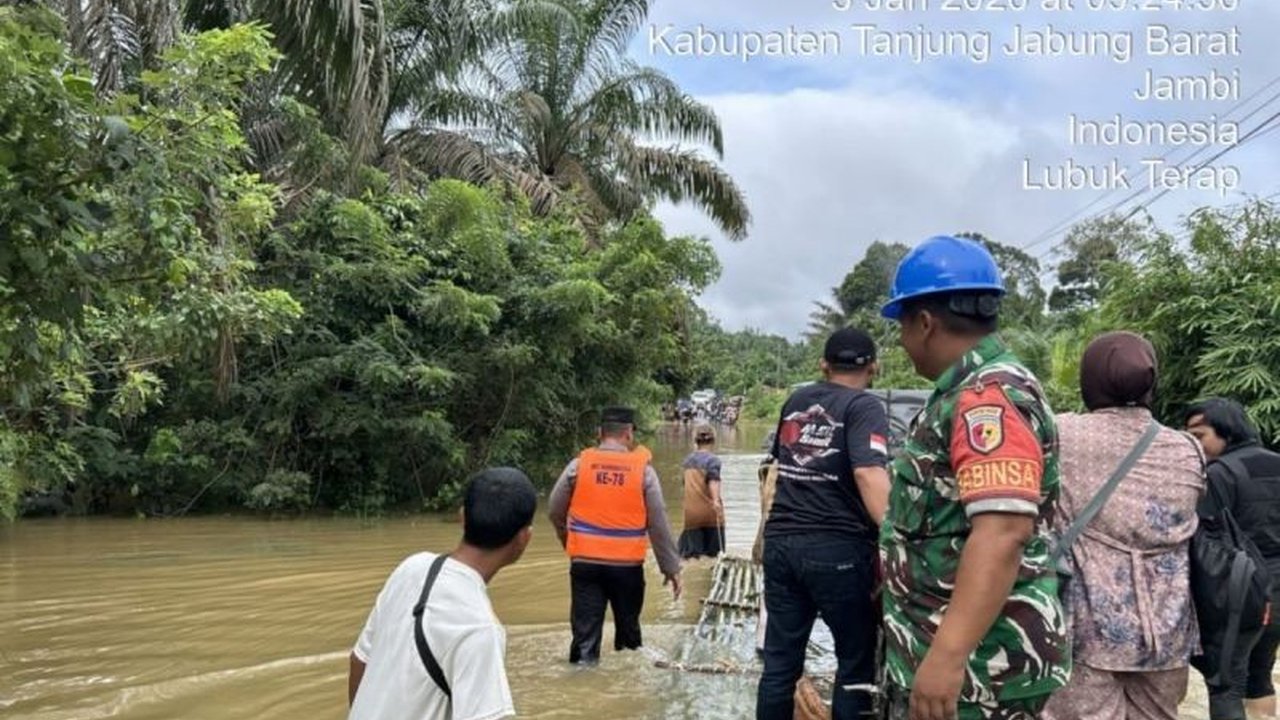 Curah hujan tinggi picu banjir di Tanjabbar Jambi, merendam ruas jalan lintas timur Sumatera dan puluhan rumah warga, BPBD salurkan bantuan serta imbau warga tetap waspada.
