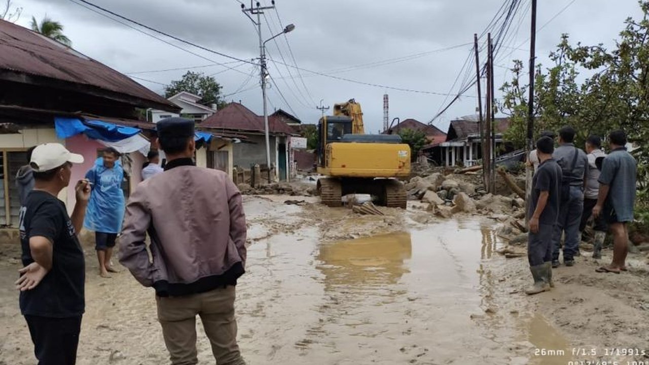 Jalan Maninjau Agam di Kabupaten Agam kini kembali normal setelah tertimbun longsor. Simak detail penanganan dan dampak bencana yang sempat melumpuhkan akses Lubuk Basung-Bukittinggi, Sumatera Barat.