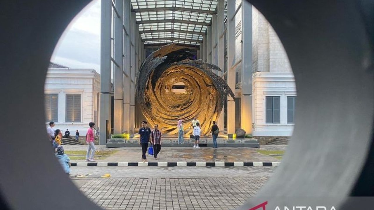 Kenaikan harga tiket Museum Nasional yang berlaku mulai 1 Januari 2026 memicu desakan transparansi dari pegiat pendidikan, mempertanyakan alasan di balik kebijakan yang dinilai memberatkan masyarakat dan menghambat akses edukasi.