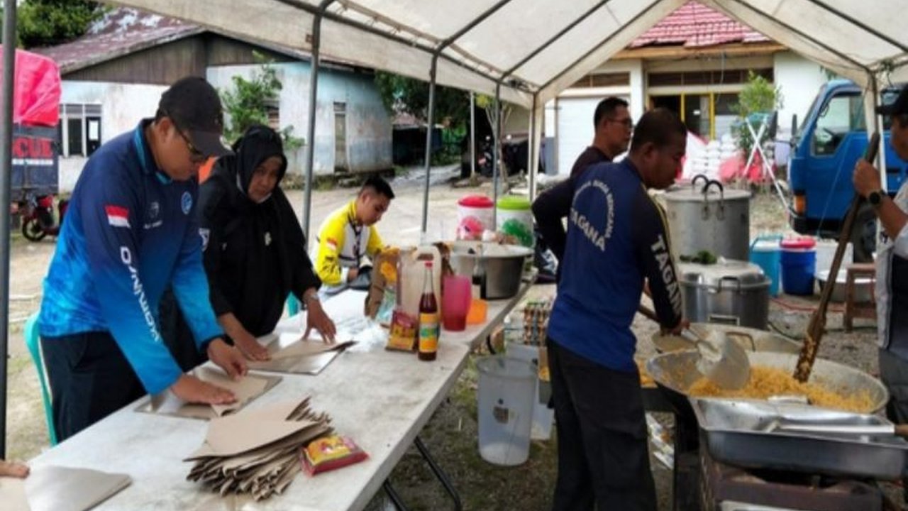 Pemerintah Kabupaten Banjar sigap menyalurkan ribuan nasi bungkus kepada warga terdampak banjir di berbagai kecamatan, menegaskan komitmen Bantuan Banjir Banjar yang masif dan terkoordinasi.