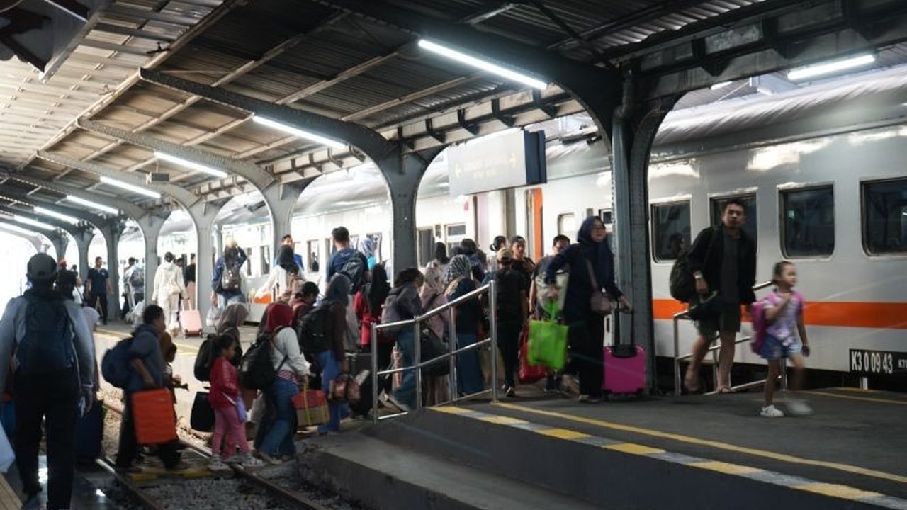 Volume Penumpang Kereta Api Jember tetap tinggi jelang akhir libur Nataru 2025/2026, dengan puncak arus balik diprediksi pada 4 Januari.