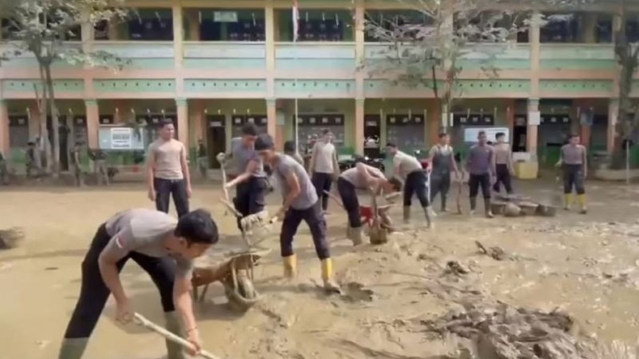 Komitmen Polri membersihkan sekolah di Aceh Tamiang pascabencana banjir di Kabupaten Aceh Tamiang memastikan lingkungan pendidikan siap menyambut siswa kembali.