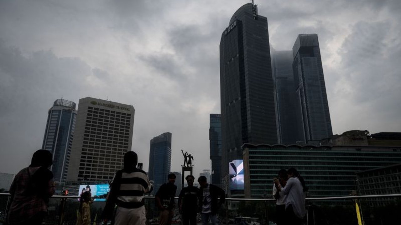 Prakiraan Cuaca Jakarta terbaru dari BMKG menunjukkan sebagian besar wilayah ibu kota akan diselimuti awan tebal pada hari Minggu, dengan potensi hujan ringan di beberapa area.