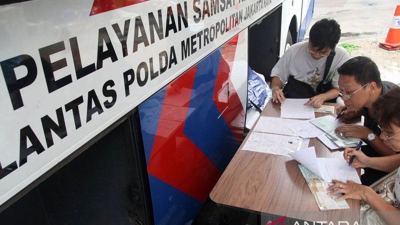 Ketahui 5 lokasi layanan SIM Keliling Jakarta yang beroperasi hari ini, Selasa, untuk perpanjangan SIM A dan C Anda. Simak syarat dan biayanya di sini!