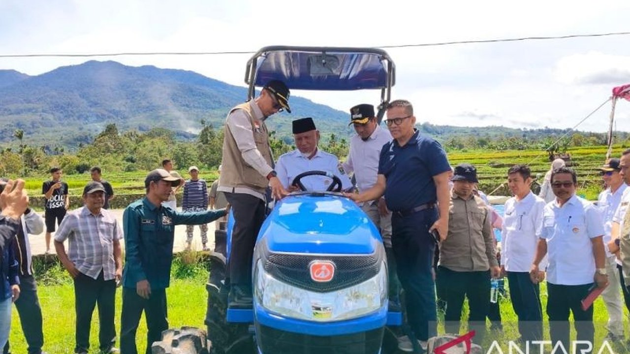 Kelompok tani di Kabupaten Solok menerima bantuan traktor roda empat dari Pemprov Sumbar, langkah strategis memperkuat sektor pertanian dan ketahanan pangan pascabencana.