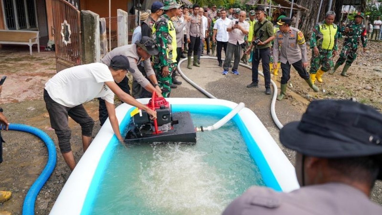 Kantor Staf Presiden (KSP) salurkan pompa apung Aceh dan berbagai bantuan lain untuk mempercepat pemulihan pascabanjir di Pidie dan Pidie Jaya, memastikan warga segera kembali beraktivitas.