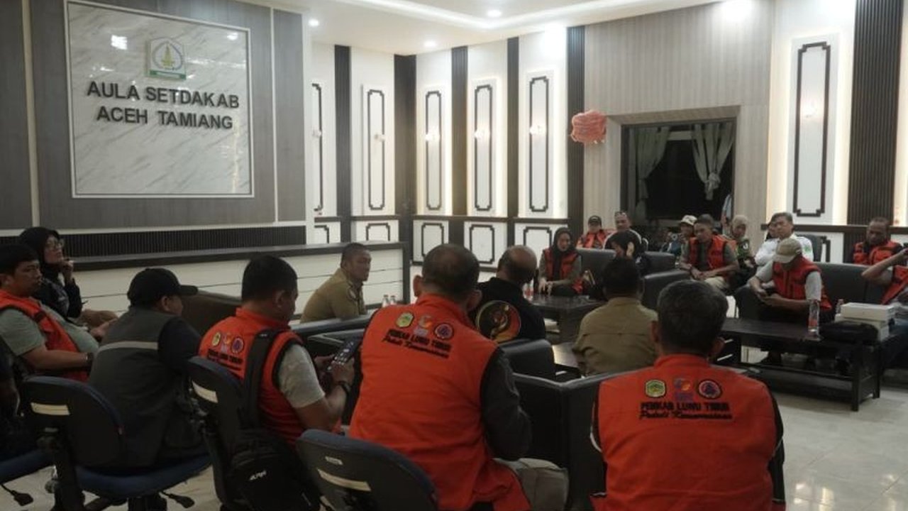 Bupati Luwu Timur Irwan Bachri Syam memimpin langsung penyaluran bantuan logistik, medis, hingga pembangunan infrastruktur untuk korban banjir bandang di Aceh Tamiang, menunjukkan solidaritas antar daerah yang kuat.