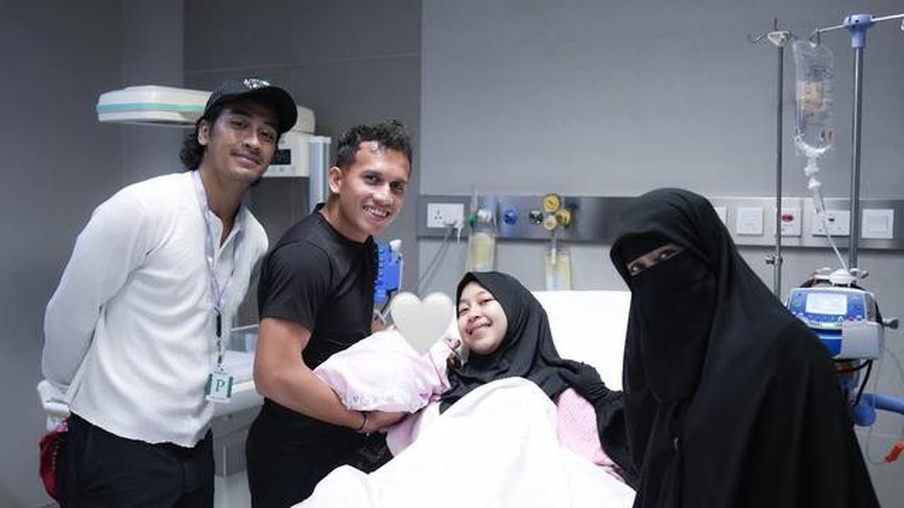 Umi Pipik mengabarkan, Adiba Khanza dikaruniai anak pertama dari pernikahan dengan Egy Maulana Vikri. Bayi perempuan lahir lewat proses persalinan normal. (Foto: Dok. Instagram @_ummi_pipik_)