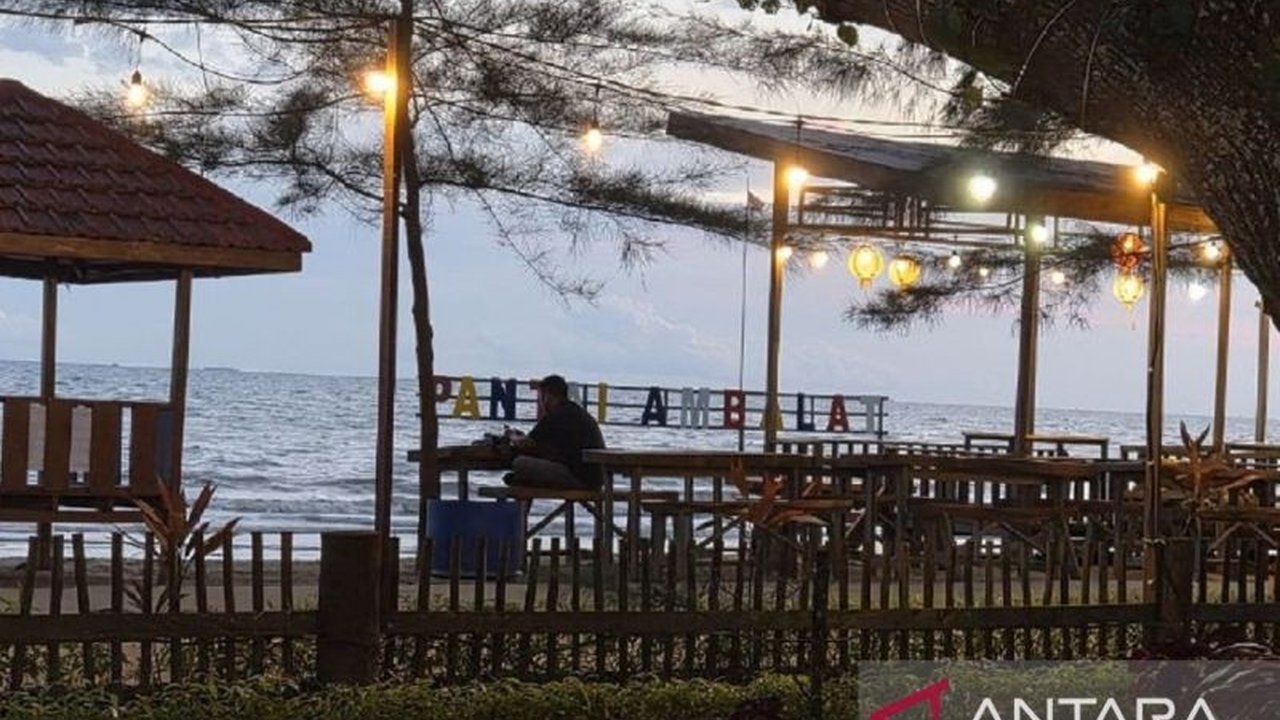 Rasakan pengalaman glamping mewah di Pantai Ambalat, Kutai Kartanegara, dengan panorama sunrise dan sunset memukau, interaksi alam yang tak terlupakan, serta potensi ekowisata yang menawan.