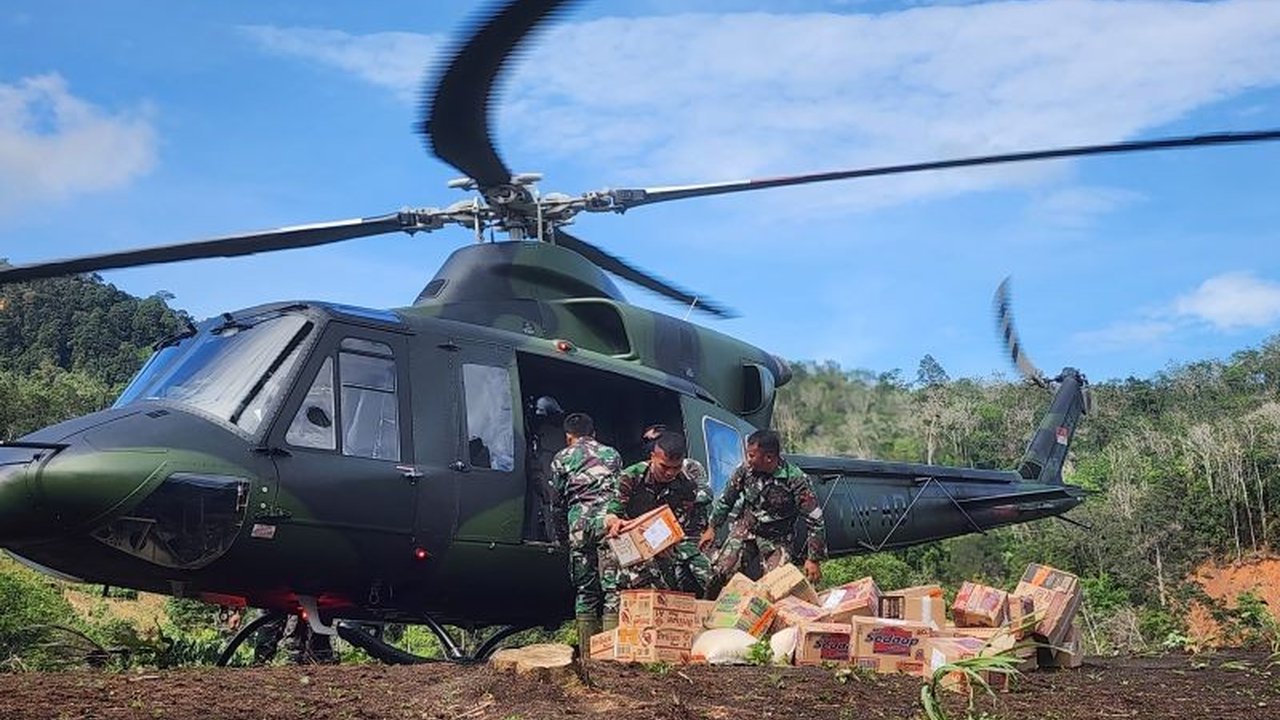 Satuan Tugas Penanggulangan Bencana Alam (Gulbencal) Kodam I/Bukit Barisan menggunakan helikopter untuk mempercepat penyaluran kebutuhan pokok di Tapanuli Utara, memastikan bantuan sampai ke wilayah sulit diakses dan meringankan beban masyarakat.