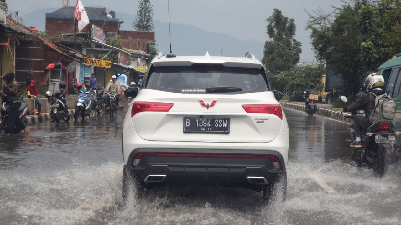 Musim hujan meningkatkan risiko aquaplaning, kondisi berbahaya saat ban kehilangan cengkeraman. Ketahui tips penting keselamatan berkendara untuk menghindarinya.