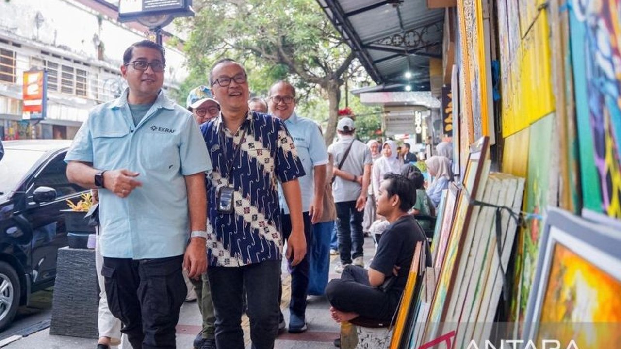 Menteri Ekonomi Kreatif Teuku Riefky Harsya meninjau kawasan Braga dan Pasar Cihapit untuk mendorong penguatan Ekraf Bandung, memanfaatkan momentum libur Nataru memperkenalkan karya lokal.