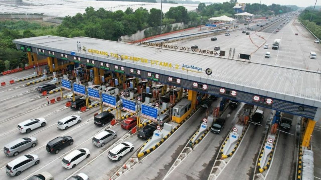 PT Jasamarga Transjawa Tol (JTT) terus memantau intensif Arus Balik Tahun Baru 2026 di Tol Jakarta-Cikampek, dengan peningkatan volume kendaraan signifikan sejak pagi hari.