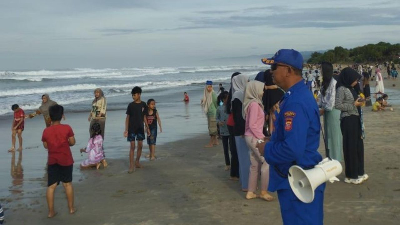 Polres Garut menurunkan tim patroli khusus untuk memastikan keamanan destinasi wisata di Garut selama libur panjang dan tahun baru, memberikan rasa aman bagi pengunjung.