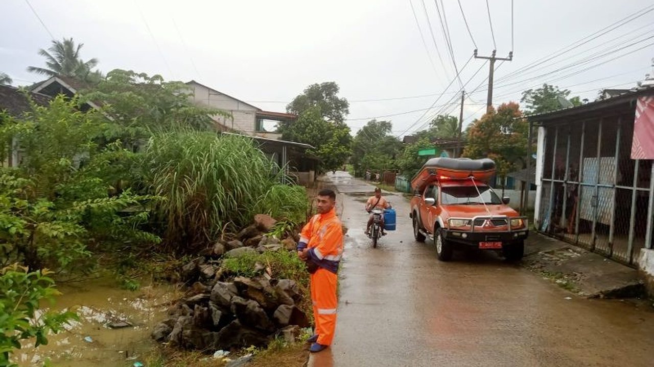 Setelah beberapa hari merendam enam kecamatan, Banjir Pandeglang kini berangsur surut, memungkinkan warga kembali ke rumah dan membersihkan sisa lumpur. BPBD-PK mengimbau warga tetap waspada terhadap potensi banjir susulan. Simak selengkapnya!