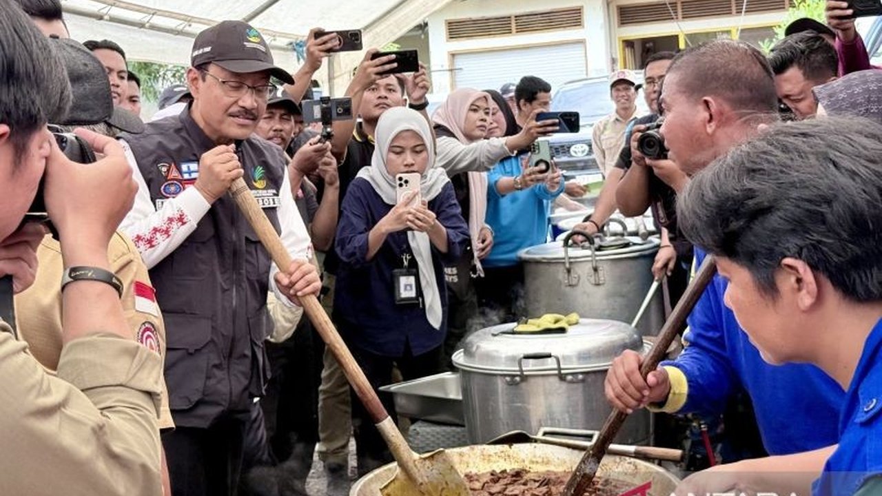 Pemerintah Kabupaten Banjar, Kalimantan Selatan, mengoperasikan dapur umum Banjir Banjar yang mampu menyediakan 16.000 porsi makanan setiap hari guna memastikan kebutuhan pangan korban banjir terpenuhi.