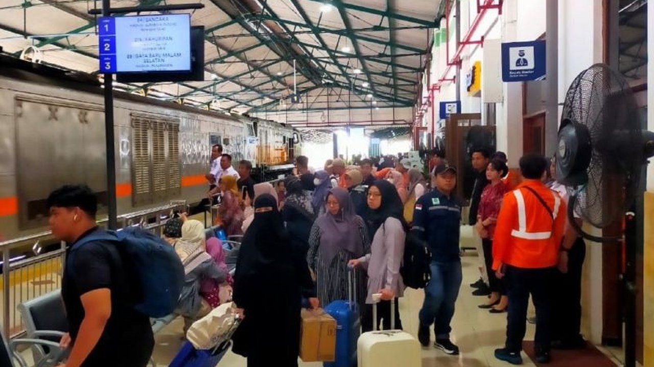 PT KAI Daop 7 Madiun mencatat keberhasilan dalam melayani lebih dari 357 ribu penumpang selama periode Angkutan Nataru 2025/2026, dengan mengoperasikan 1.548 perjalanan kereta api.