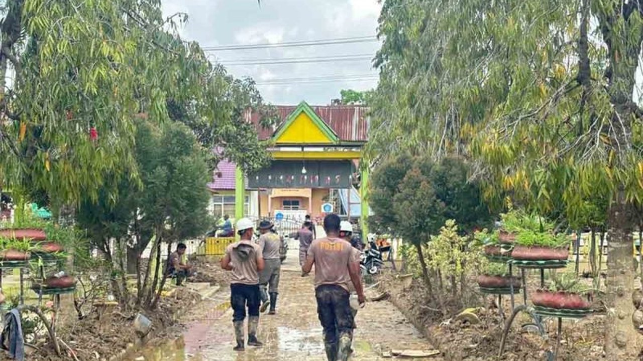 Polres Pidie Jaya bersama masyarakat bersinergi dalam pembersihan pascabanjir Pidie Jaya, fokus memulihkan fasilitas pendidikan agar kegiatan belajar mengajar segera kembali normal.