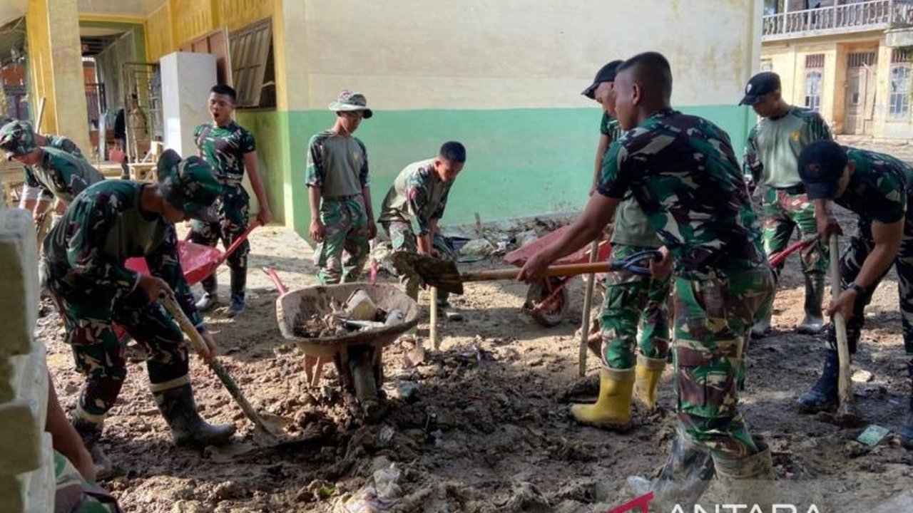 Personel TNI AD bergerak cepat membersihkan sekolah-sekolah di Pidie Jaya, Aceh Utara, hingga Aceh Tamiang, memastikan kegiatan belajar mengajar kembali normal setelah bencana.