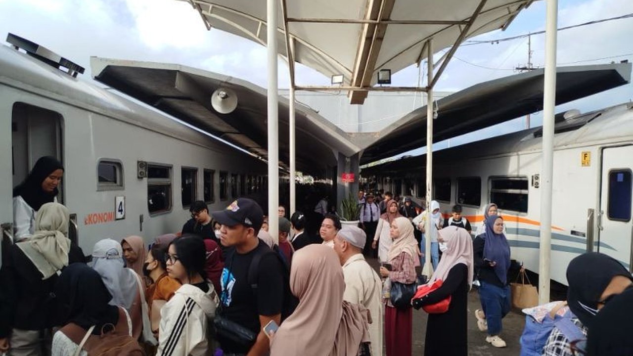 PT KAI Daop 8 Surabaya mencatat 146.020 penumpang KAI Stasiun Malang selama Angkutan Nataru 2025/2026, menunjukkan peningkatan signifikan dan kepercayaan masyarakat pada layanan kereta api.