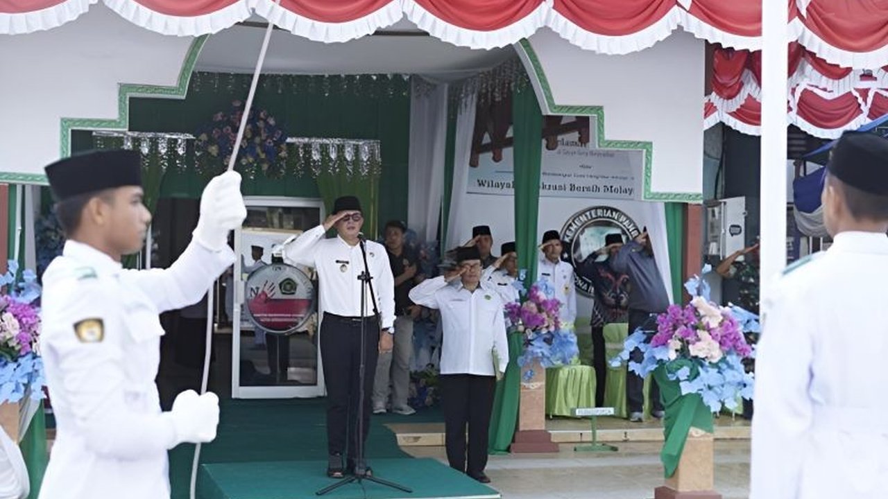 Kantor Kemenag Singkawang menegaskan komitmennya dalam merawat toleransi serta memperkuat pembinaan umat lintas agama di daerah tersebut, menjadikannya perekat harmoni sosial.