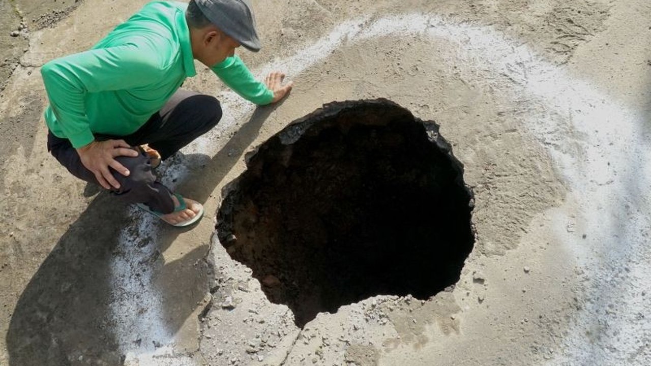 Ahli geologi menjelaskan mengapa fenomena sinkhole, atau tanah ambles, sering muncul di daerah bukit kapur seperti Nagari Situjuah Batua, Sumatera Barat, dan potensi bahayanya.